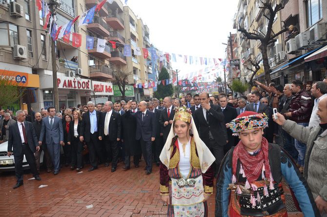 MHP LİDERi DEVLET BAHÇELİ AKHİSARLILAR İLE BULUŞTU